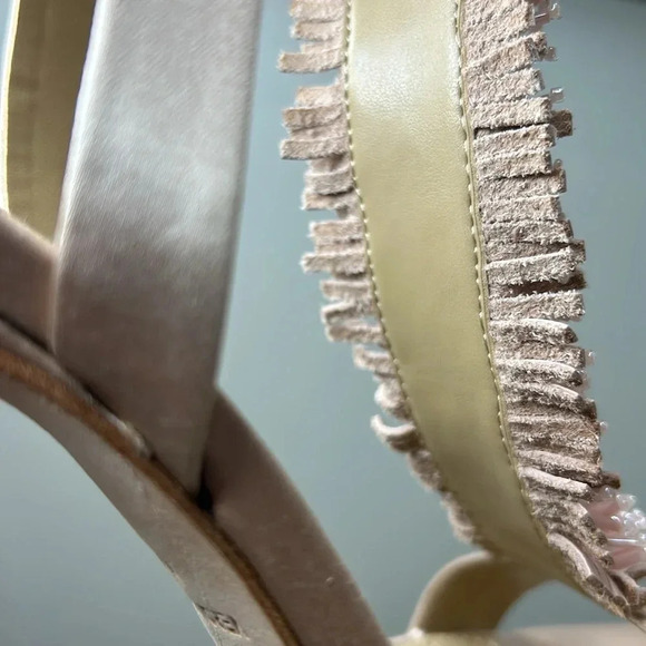 NWT BCGB Dusty Pink Satin High Heels with Fringe & Beads SZ 37/7 - Picture 11 of 13